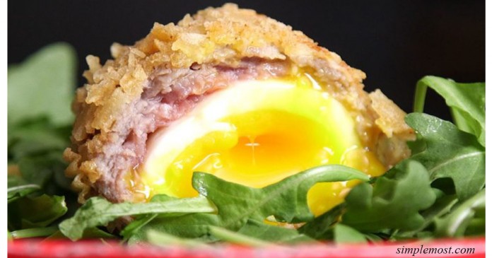 Оригинальный завтрак для гурманов — яйца в колбасно-картофельной панировке 