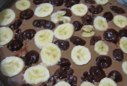 Постный шоколадно-кофейный пирог с вишней и бананами