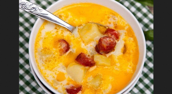 Вкусный суп с копчеными колбасками — слюнки текут от аромата! 