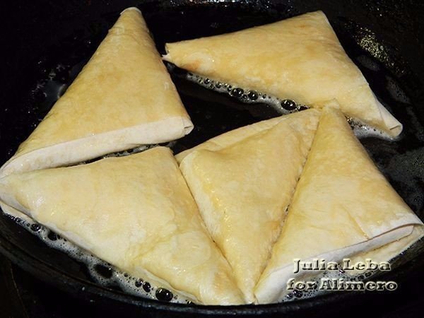Пирожки из тонкого лаваша с сырной начинкой с зеленью 