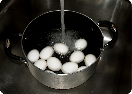 Оригинальный завтрак для гурманов — яйца в колбасно-картофельной панировке 