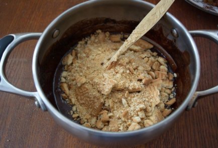 Ореховая колбаска с печеньем и какао