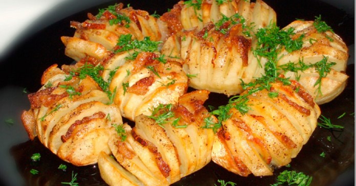Картофель в духовке — оригинальный и простой в исполнении рецепт. Пальчики оближешь! 