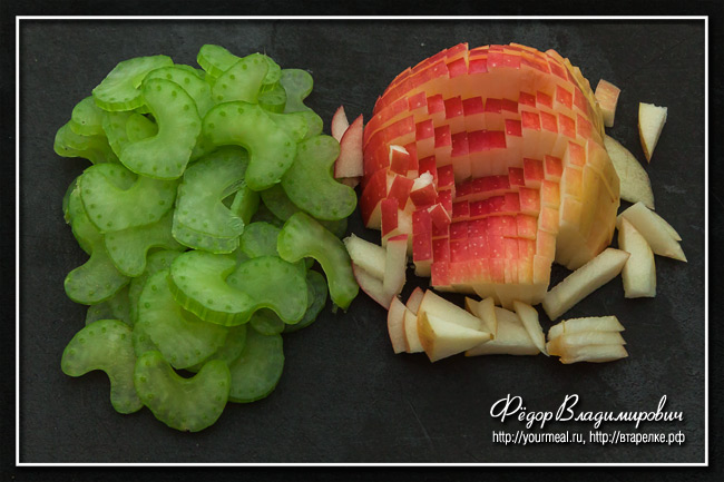 Салат с курицей, сельдереем, яблоком и заправкой карри 