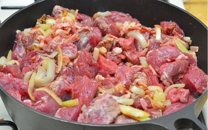 Бургундская говядина: мясо, овощи и вино 