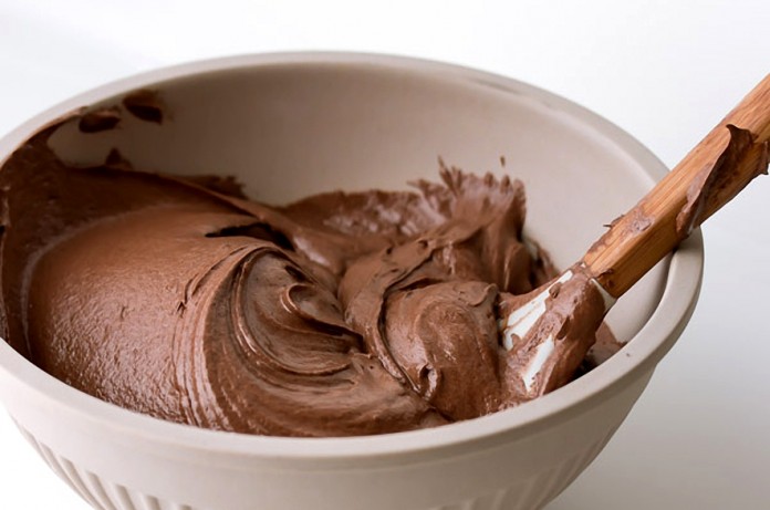 Этот шоколадный крем можно использовать для большинства тортов, поэтому вам очень пригодится его рецепт! 