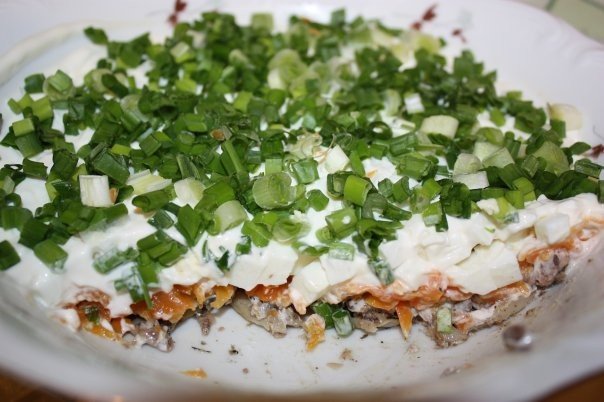 Обалденный салатик со шпротам: минимум ингредиентов для супер салата! 