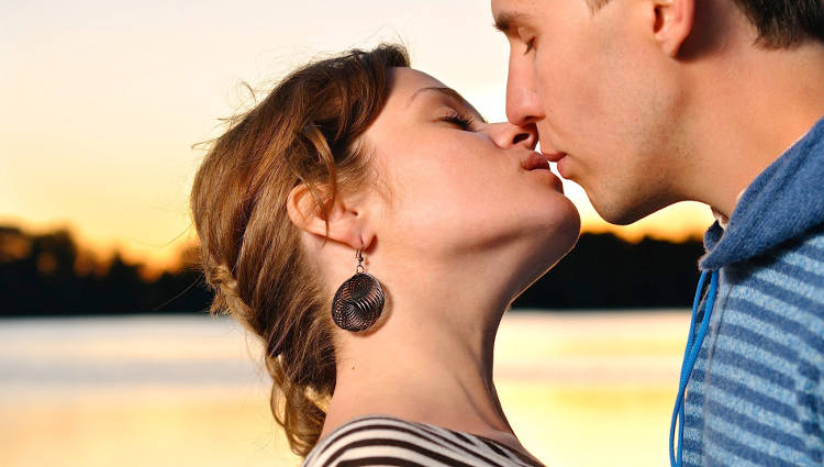 Как правильно целоваться в губы?