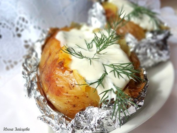 Картошка в фольге запеченная в мультиварке — вряд ли Вы откажитесь от такой вкуснятины! 