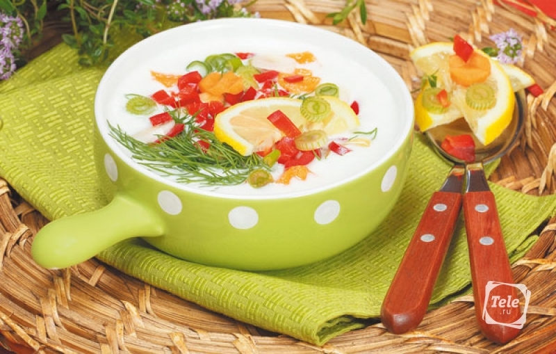 Холодные супы — отрада лета: окрошка на кефире, свекольник, клубничный суп с мятой и многое другое 