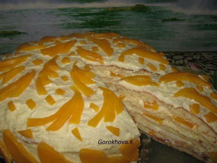 Бисквитный торт «Сливочный персик» с нежным творожным кремом 