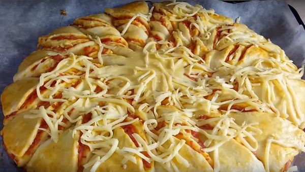 Идея подачи — супер! Крученный пирог с колбасой и сыром 