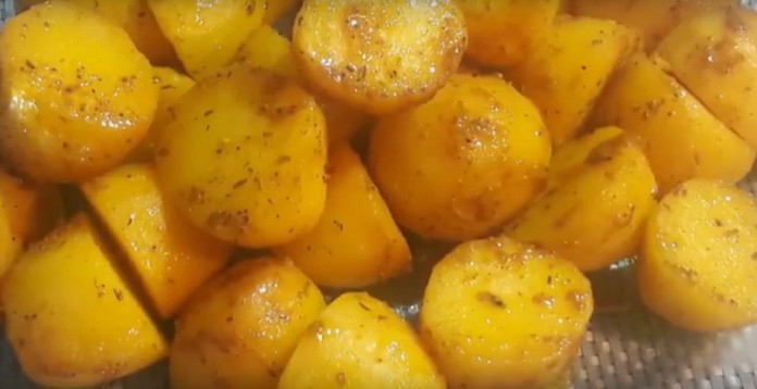 Для любителей вкусно и сытно поесть — ароматная картошка, запеченная в духовке! 