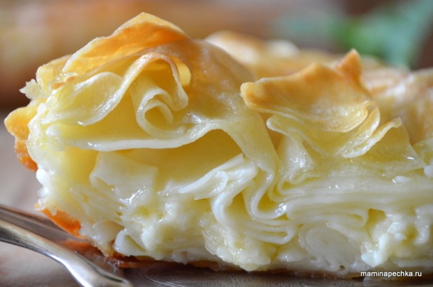 Ачма — это слоёный пирог с нежной кружевной мякотью и хрустящей корочкой, внутри которого находится расплавленный сыр 