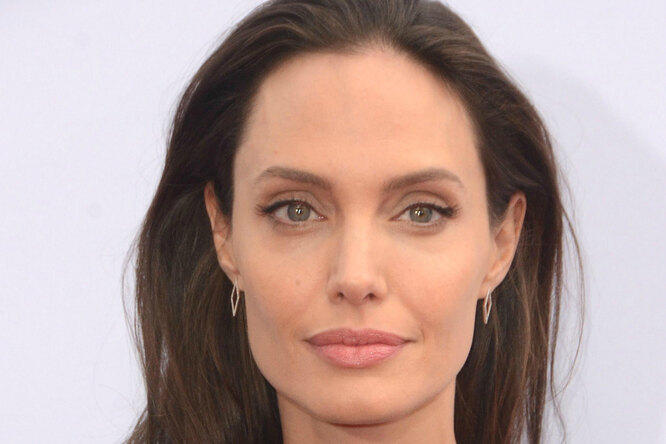 
                            Анджелина Джоли отважилась надеть джинсы-скинни, которые выделили ее худобу
                        