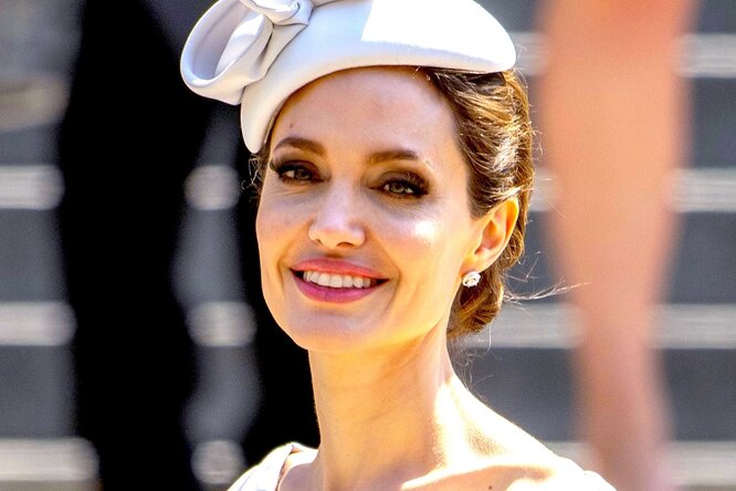 
                            «Хаос с шестью детьми»: Анджелина Джоли эмоционально описала свою самоизоляцию
                        