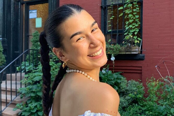 
                            «Красотка счастливая!»: дочь Ивана Урганта без бра прогулялась по Нью-Йорку
                        