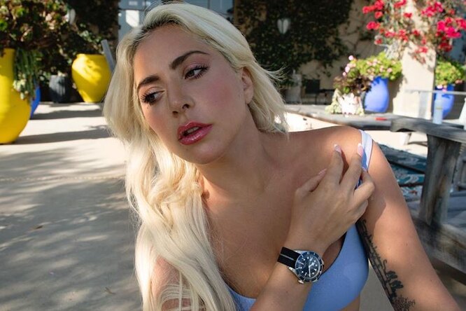 
                            Секс-бомба у бассейна: леди Гага позировала в бикини в пикантной позе
                        