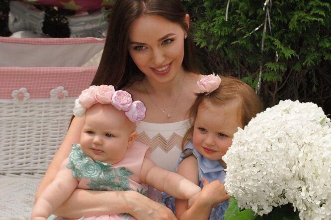 
                            «Вот это любовь!»: Анастасия Костенко показала трогательный поцелуй дочек
                        