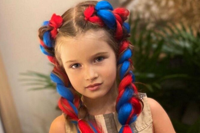 
                            Голубые глаза и разноцветные косы: дочь Ксении Бородиной очаровала фанатов
                        