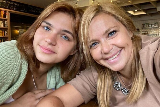 
                            «Красавицы! Как подружки!»: Ирина Пегова без макияжа отвела дочь в ресторан
                        
