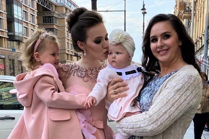 
                            «Такая худенькая!»: Анастасия Костенко произвела фурор на свадьбе сестры
                        
