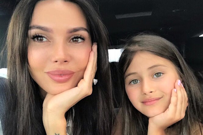 
                            «Зачем косметика в таком возрасте?»: Самойлову осудили за макияж 9-летней дочери
                        
