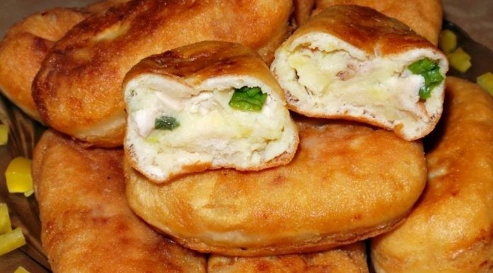 Пирожки жареные из нежного и воздушного дрожжевого теста с куриным мясом, зелёным луком и картофелем 