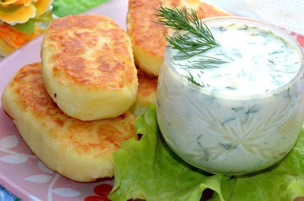 Картофельные котлеты с соусом — бюджетное и вкусное блюдо на ужин! 