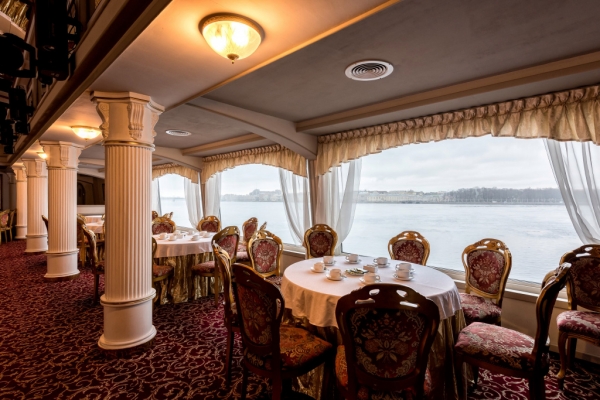 Рестораны на воде: романтика премиум-класса на берегах Невы