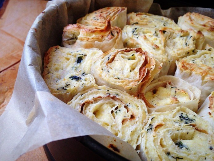 Отличный завтрак или перекус — Слоёный пирог из лаваша с творогом, сыром и зеленью 