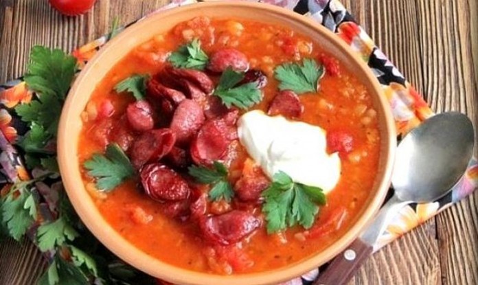 Покорите сердце мужчины — густой томатный суп с копчёными колбасками! 