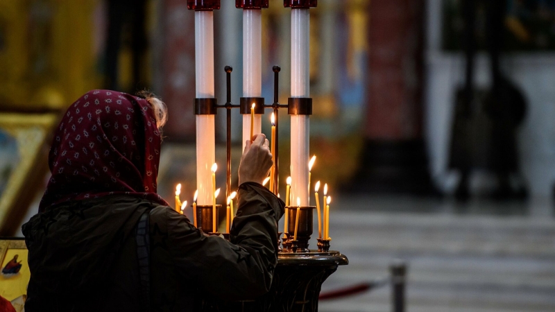 Почему в записках на поминовение в храме указывают имена, а не фамилии?